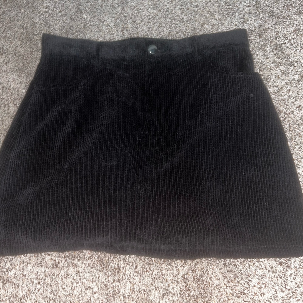 - black plaid skirt (L)